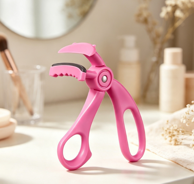 Wide-Frame Eyelash Curler with Comb for a Defined Lash Lift