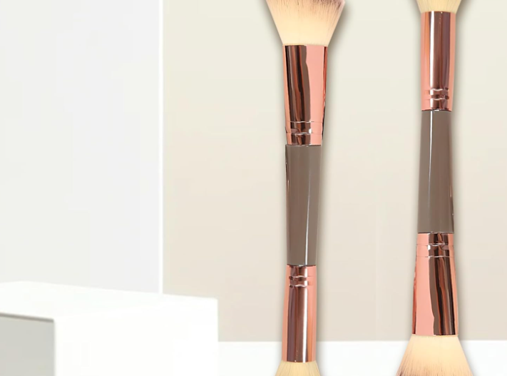 Dual-Head Foundation Brush with Rounded and Angled Ends for Cream and Liquid Makeup